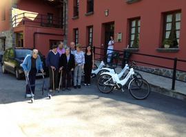Ponga pone a disposición de turistas y vecinos ocho bicicletas eléctricas para recorrer el concejo