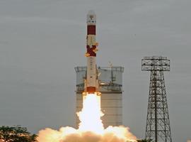 India lanza con éxito su misión espacial número 100