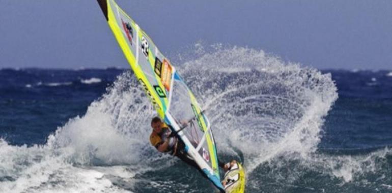 Las mejores figuras del windsurf sobre olas empiezan el campeonato en Klitmøller