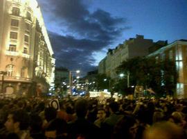 Miles de manifestantes en la plaza de Neptuno. La policía impide el libre trabajo de las cámaras. STREAM