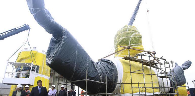 Una gran escultura del Cristo protector en el Morro Solar de Lima