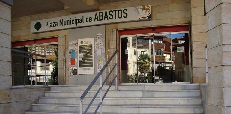 Llanes realiza obras de mejora en el plaza municipal de abastos y calle de Las Barqueras