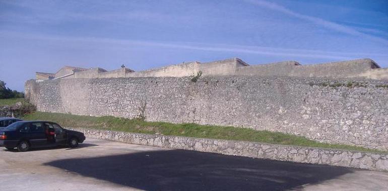 Asfaltado el aparcamiento del cementerio de Posada de Llanes