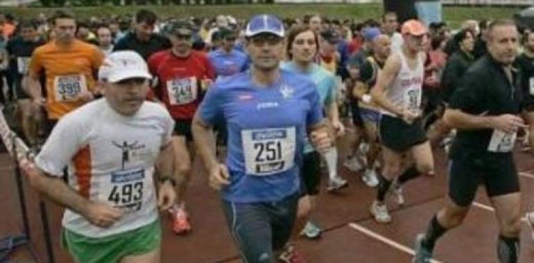 Enedino García y Raquel Ochoa, vencedores en la Media Maratón de Avilés