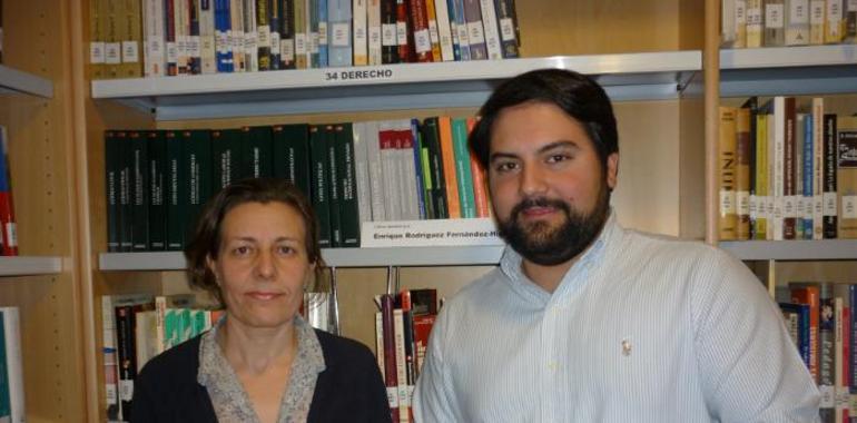 Un joven cangués dona 40 libros de Derecho a la biblioteca