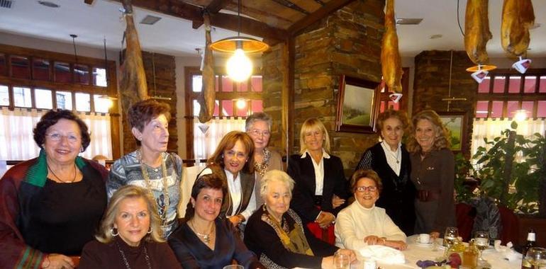 La Cofradía Doña Gontrodo visita el Restaurante Asador Casa Arturo