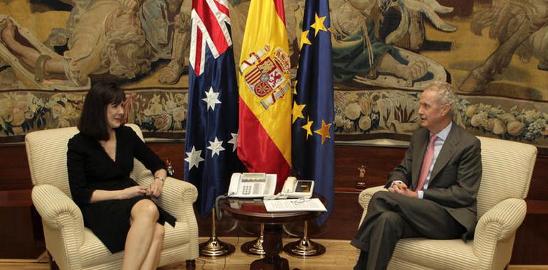 El ministro de Defensa, Pedro Morenés, recibe a la Embajadora de Australia