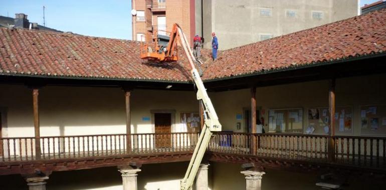 El Ayuntamiento cangués repara la cubierta del Palacio Conde Toreno