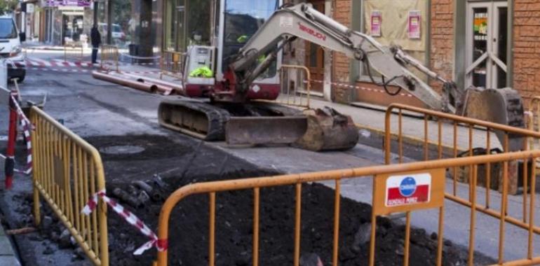 Comienzan en El Entrego las obras peatonales en la calle de Menéndez Pelayo