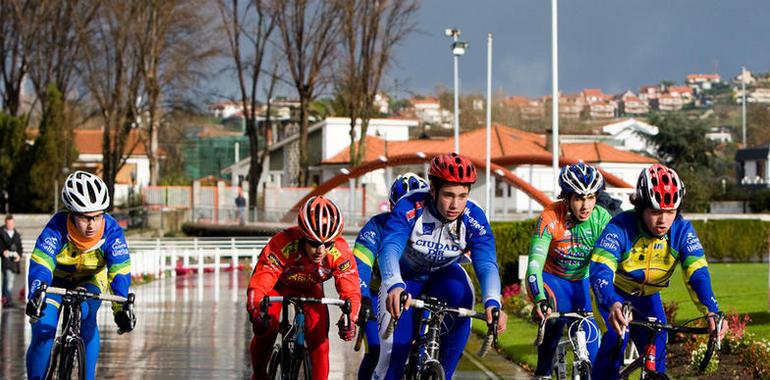 El ciclismo asturiano celebra la tradicional carrera del pavo, XII Memorial Manzanillo