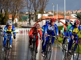 El ciclismo asturiano celebra la tradicional carrera del pavo, XII Memorial \Manzanillo\