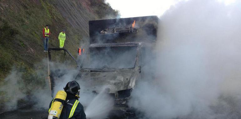 Arde la cabina de un camión a la altura de Colunga