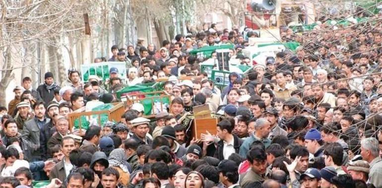 Chiítas mantienen una  protesta sin precedentes, en Quetta, negándose a enterrar a sus muertos