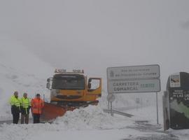 Trece puertos de montaña exigen cadenas y Pajares abre al tráfico pesado