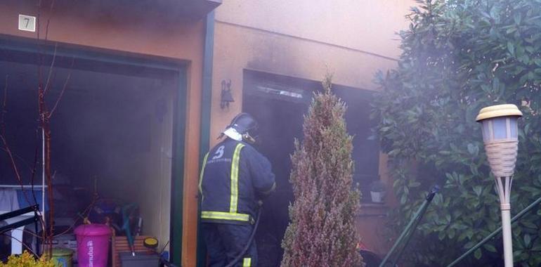 Un incendio calcina por completo una cocina en Lugo de Llanera