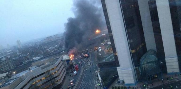 Dos muertos y 11 heridos en un choque de helicóptero en Vauxhall Road, Londres