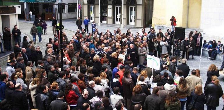 Cientos de vecinos de Cudillero exigen un alcalde "elegido por el pueblo"