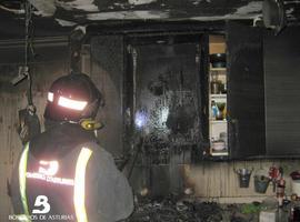 El fuego destruye parte de una vivienda en Albandi, Carreño