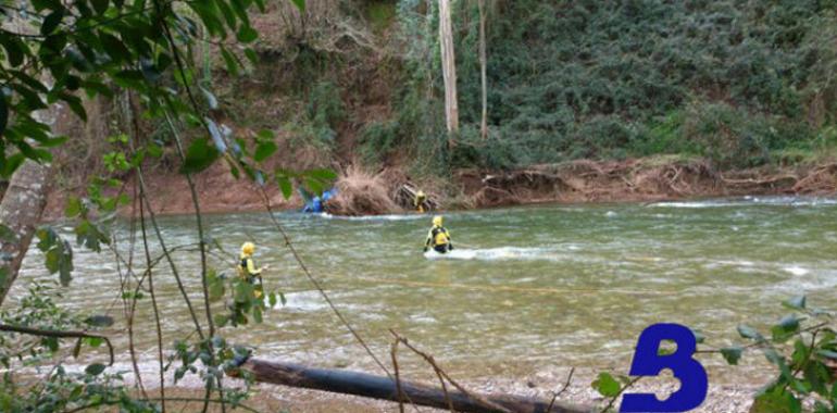 Efectivos de rescate buscan entre Balsera y Trevías a un vecino cuyo coche se encontró en el río