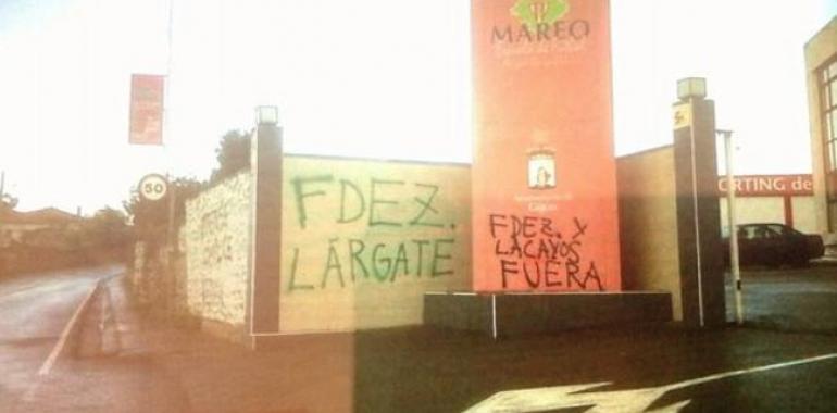 Los muros de Mareo reflejan el malestar de la afición rojiblanca