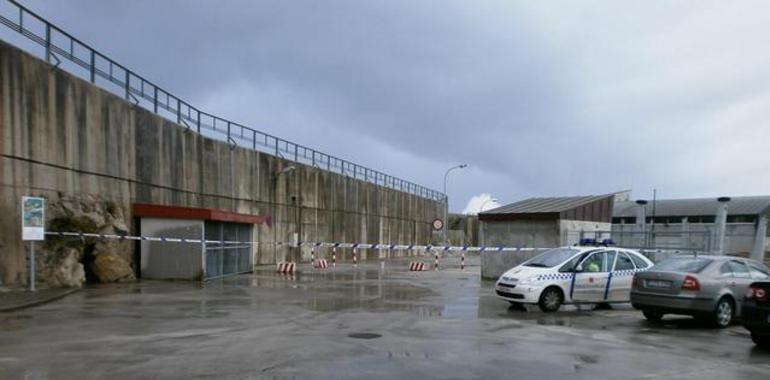 El temporal corta el acceso al malecón del puerto llanisco