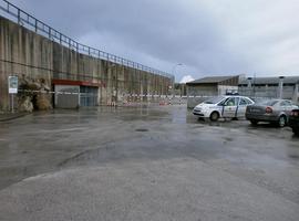 El temporal corta el acceso al malecón del puerto llanisco