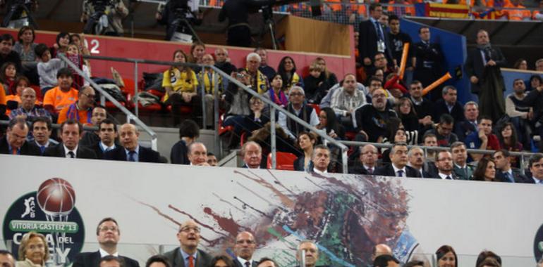 El Lehendakari, con Don Juan Carlos en la Final de la Copa del Rey de baloncesto