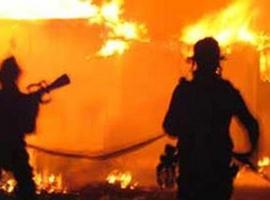 El fuego destruye parte de una vivienda en la calle Puente Viejo de El Carbayu, Lugones