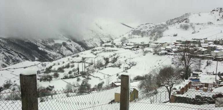 La nieve mantiene 17 puertos cerrados y exige el uso de cadenas en parte de la red viaria