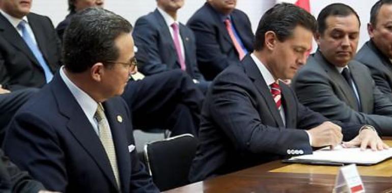 Peña Nieto rubrica su primera reforma constitucional, para la Educación