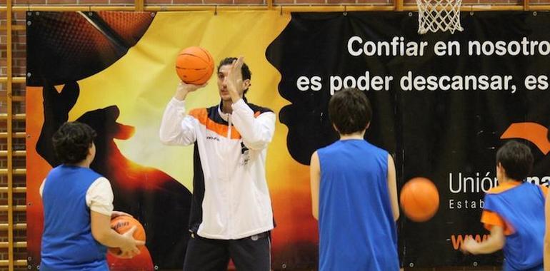 El escolta del Oviedo Baloncesto, Victor Pérez se entrena con los pequeños