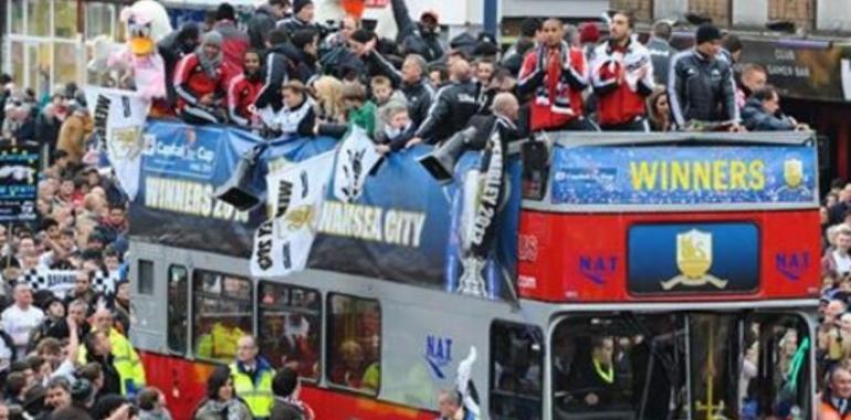 Swansea se echa a la calle para celebrar la Copa de la Liga