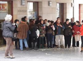 Vecinos de Cudillero ensayan la revolución de las flores