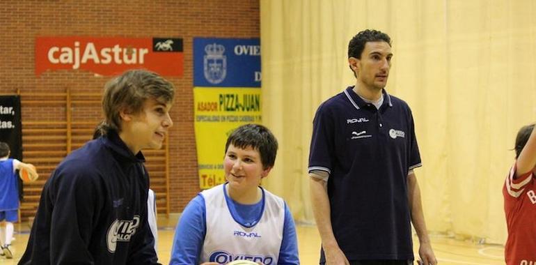 Los jugadores del Oviedo Baloncesto, Fran Cárdenas y Víctor Pérez comparten entrenamiento con el equipo alevín