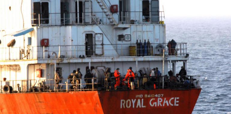 La fragata ‘Méndez Núñez’ socorre al buque ‘Royal Grace’ tras su liberación en Somalia