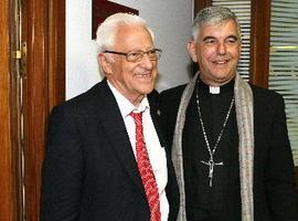 El Padre Ángel y Monseñor Kike Figaredo en el Club Siglo XXI