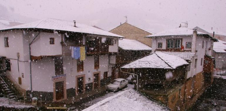 La nieve ataca de nuevo y bajará hoy hasta 200 metros