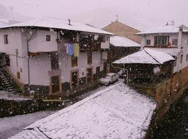 La nieve ataca de nuevo y bajará hoy hasta 200 metros