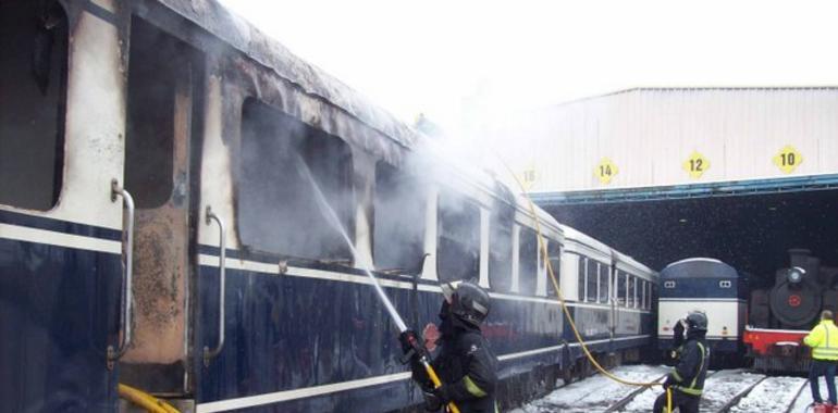 El fuego destruye un vagón del Trascantábrico en los talleres de FEVE