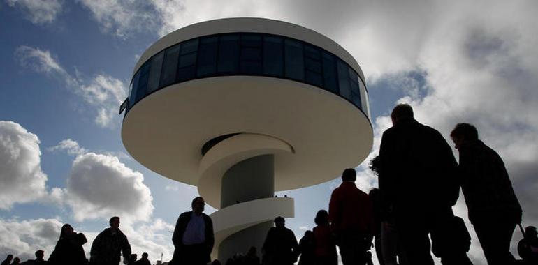 La Fundación Niemeyer tacha de falsos los titulares de dos periódicos impresos asturianos 