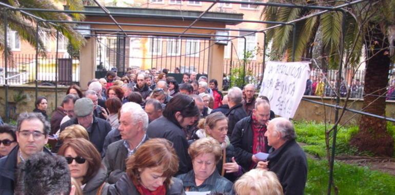 Un millar de damnificados por las preferentes se indigna en La Madreña