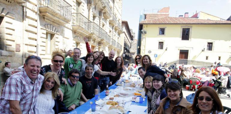 15.000 avilesinos comparten mesa y mantel