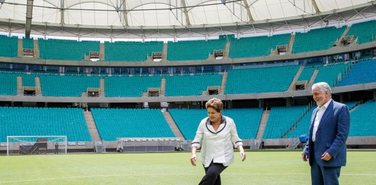 Presidenta Dilma chuta a gol en la inauguración del nuevo estadio para la Copa del Mundo