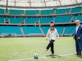 Presidenta Dilma \chuta\ a gol en la inauguración del nuevo estadio para la Copa del Mundo