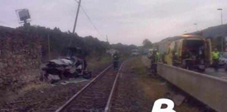 Muere una persona arrollada por el tren en el acceso al paso elevado a la papelera de Navia