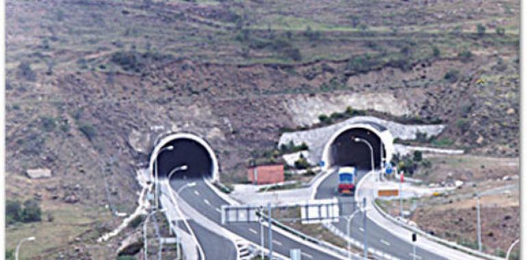 Cerrada parcialmente la A-66 en el Huerna a causa de dos presuntos paquetes bomba