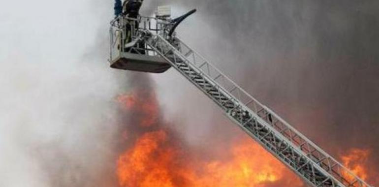 El fuego calcina el tejado y la primera planta de una casa en La Collada, Morcín