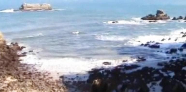 Rescatadas cuatro personas bloqueadas por un argayu en la playa del Castiellu, en Pendueles