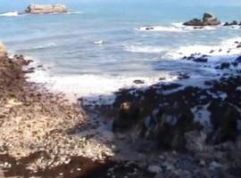 Rescatadas cuatro personas bloqueadas por un argayu en la playa del Castiellu, en Pendueles