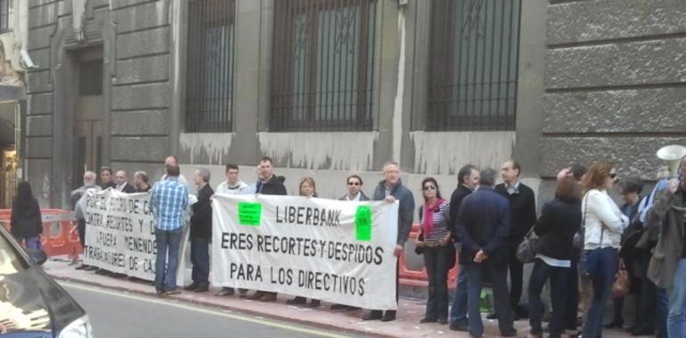 Encierro de trabajadores de Cajastur-Liberbank en la FSA